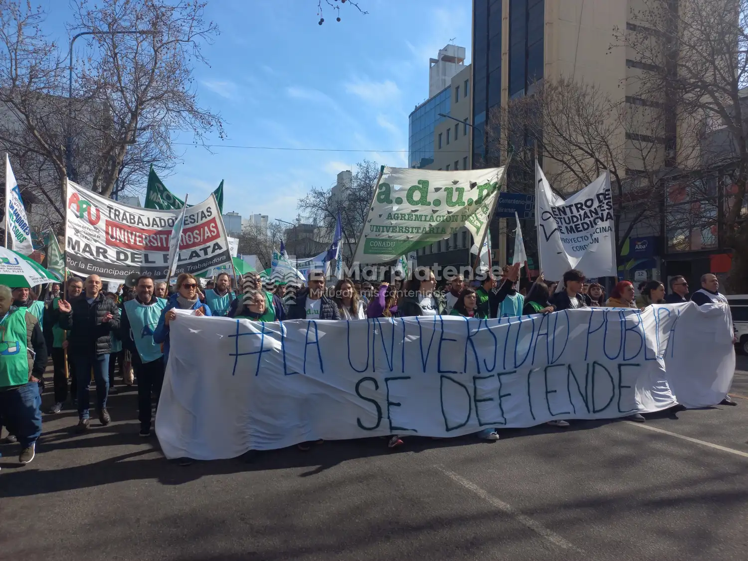 Docentes universitarios llevan a cabo un paro nacional.