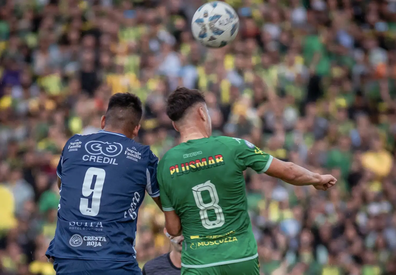Franco y Esponda peleando por el balón en el aire (Foto: Florencia Arroyos - Marca Deportiv)
