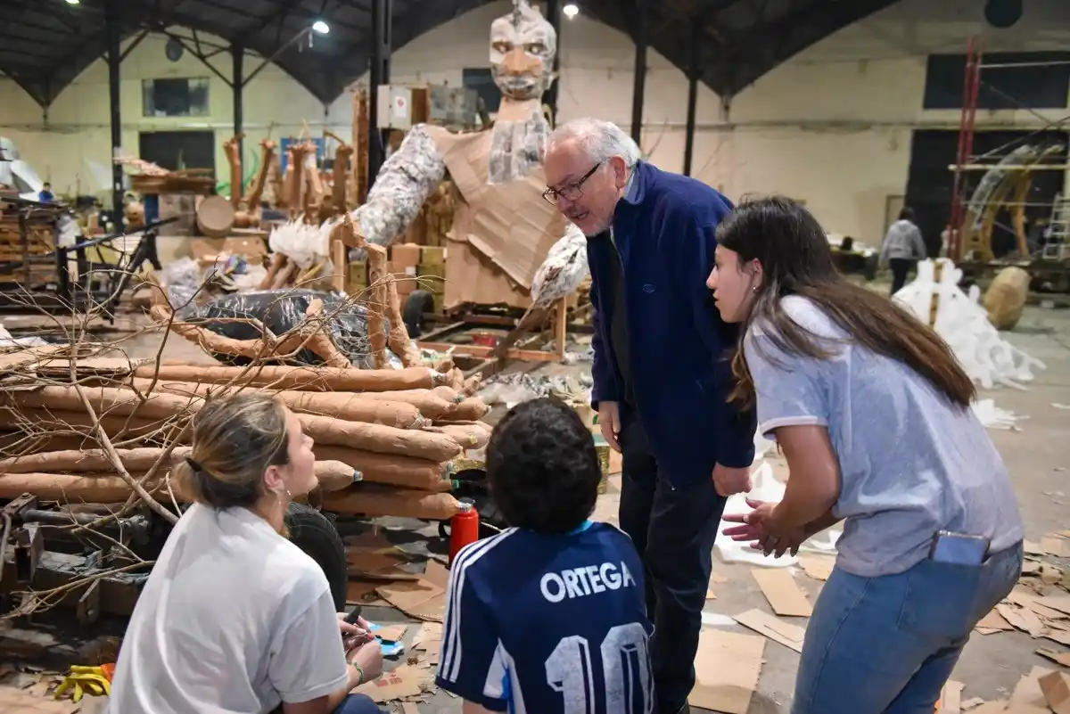 El Obispo de Gualeguaychú visitó a estudiantes carroceros en los Galpones del Puerto