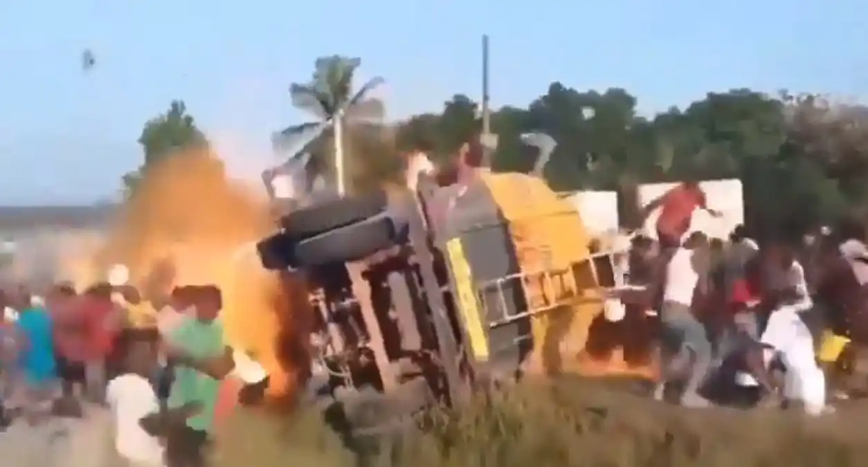 EXPLOSIÓN de camión cargado de gasolina deja 40 muertos en Liberia (+VIDEO)
