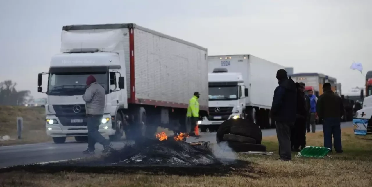 El transporte de cargas comenzó este miércoles un paro con cortes en rutas de Santa Fe y el país