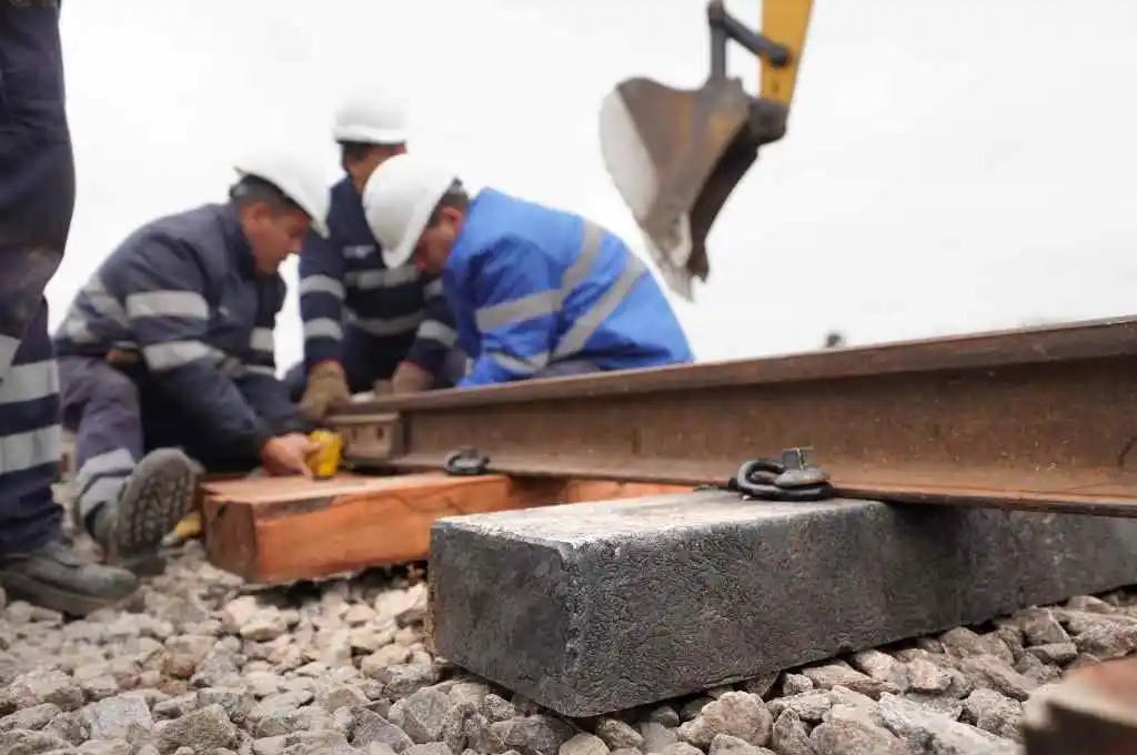 Del laboratorio a la vía: instalaron los primeros durmientes fabricados con plástico reciclado