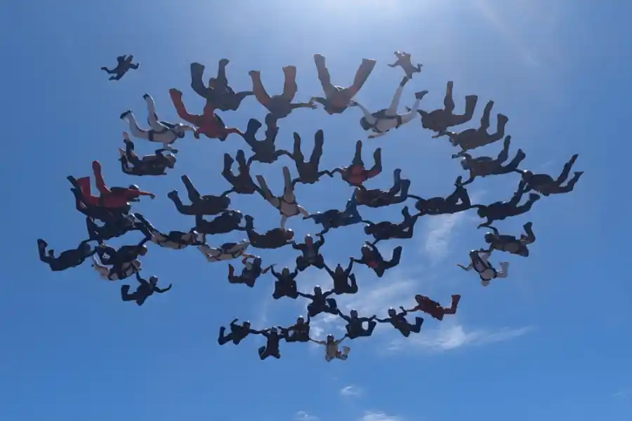 Brasil: 48 mujeres paracaidistas rompen la marca sudamericana de formación en caída libre y una sunchalense es protagonista