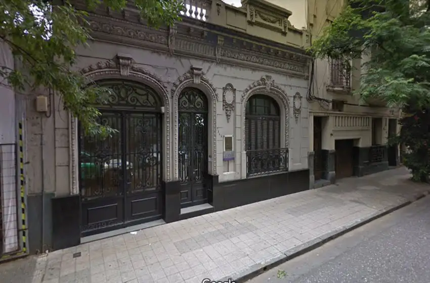 Se hizo pasar por cartero, amenazó de muerte a un empleado y robó