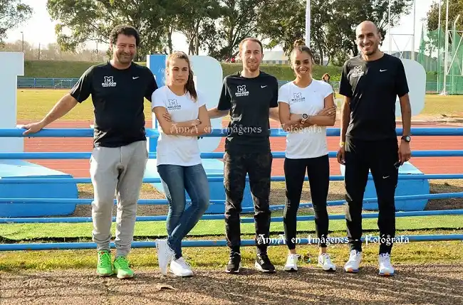 Los atletas olímpicos y sus entrenadores en el certamen. 
