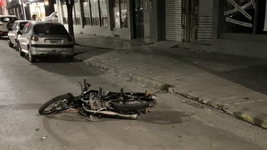 Una moto fue embestida por un vehículo en la Avenida España