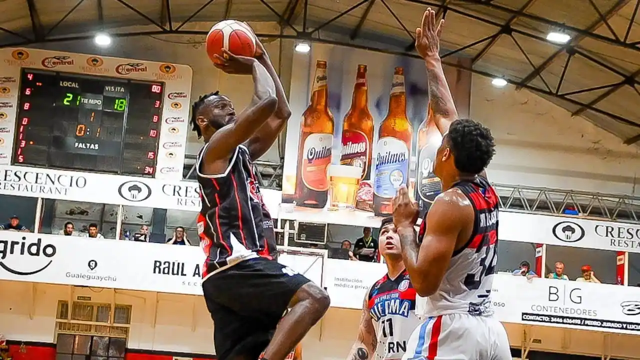 El ecuatoriano Johu Castillo en acción ofensiva (crédito: Damián Cáceres).