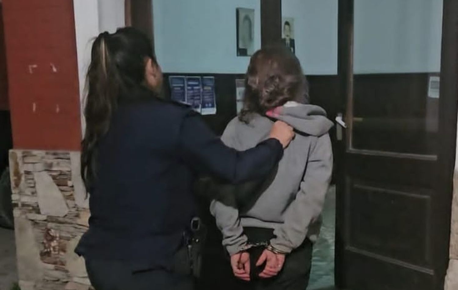 Una joven irrumpió armada en una vivienda y fue detenida por la Policía