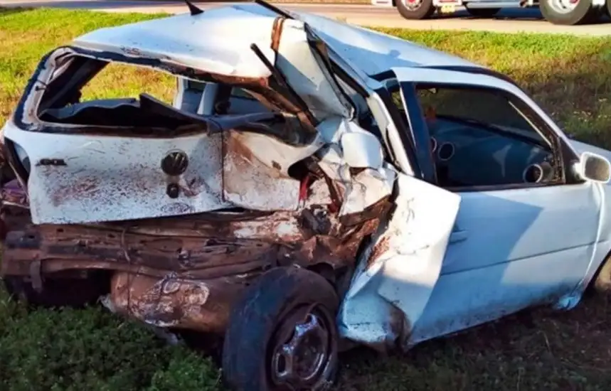 Tres personas sufrieron heridas en un violento impacto entre dos autos en la Autovía Artigas