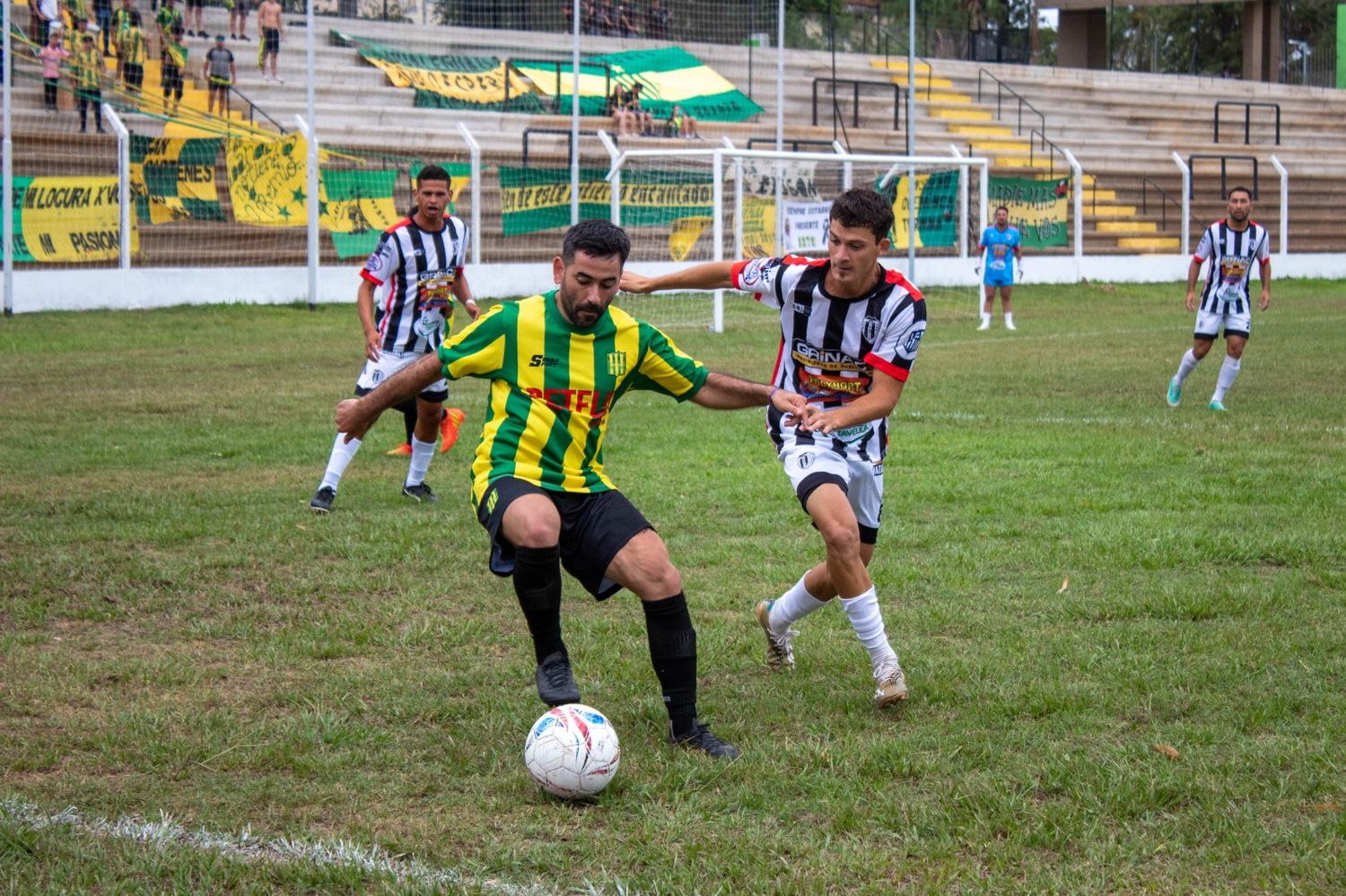 Surraco aguante la pelota ante la marca de un rival (Crédito: Darío Píriz).