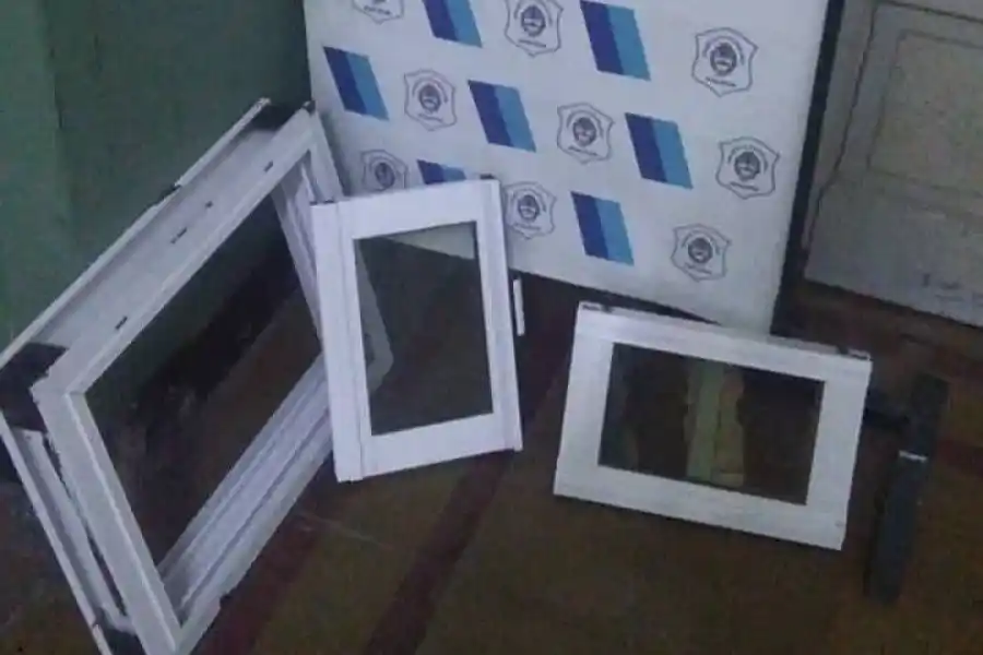 Se metió a una casa deshabitada y salió cargando una ventana