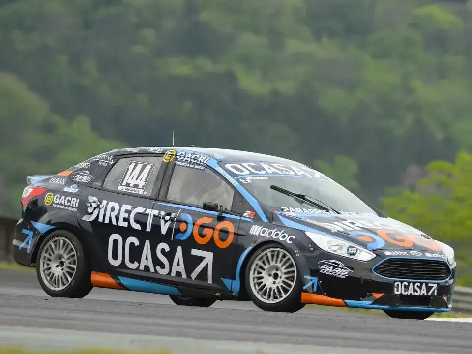 Leonel Pernía con su flamante Ford Focus.