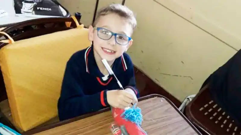Niño con parálisis da sus primeros pasos, mientras sus amigos lo alientan