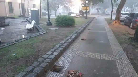 El municipio refuerza tareas de barrido, limpieza y acondicionamiento en diversos espacios públicos