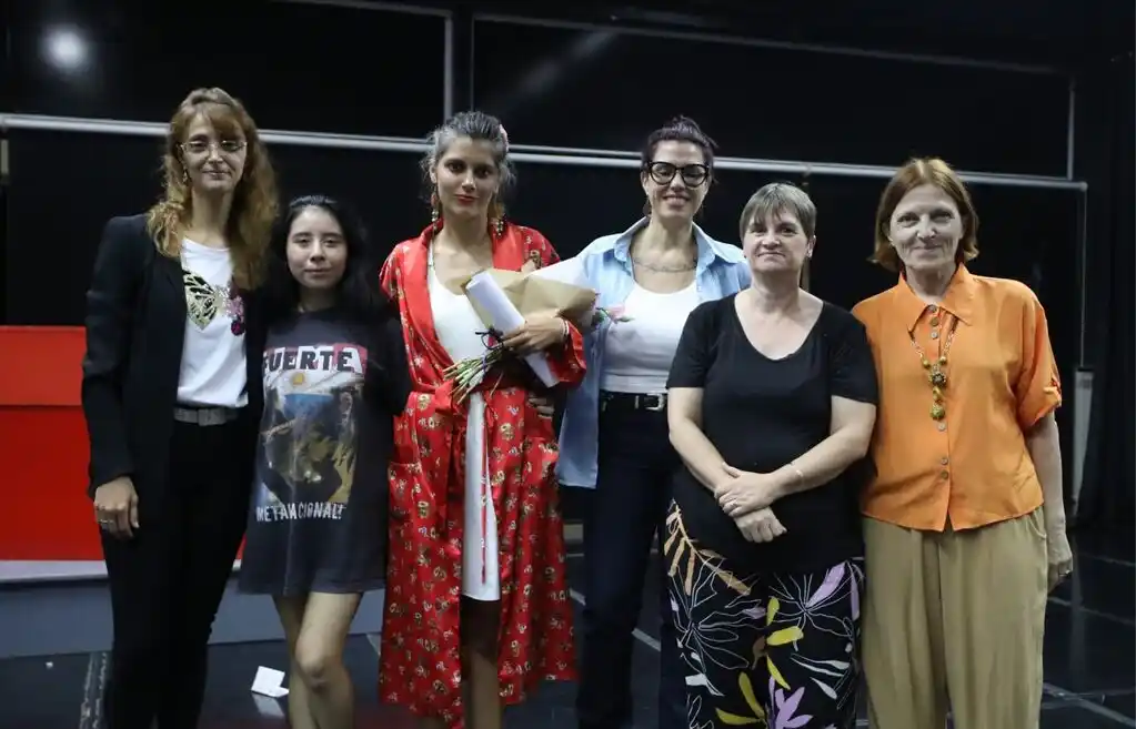 Natalia Rojas, junto a compañeras y autoridades de la EMAE
