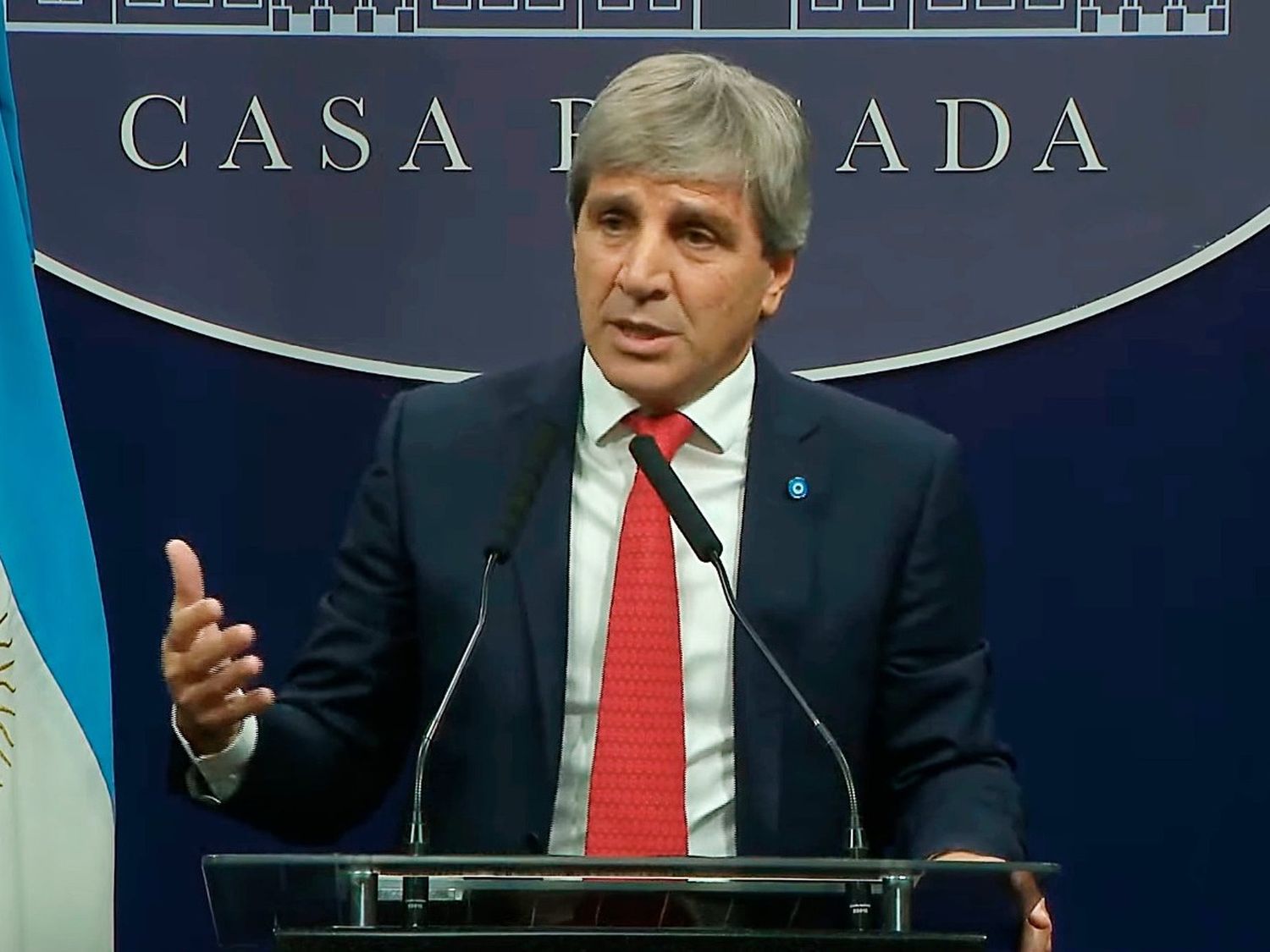 "Apunta a lo que está guardado en el colchón, que puede ser pesos, euros o dólares", señaló.