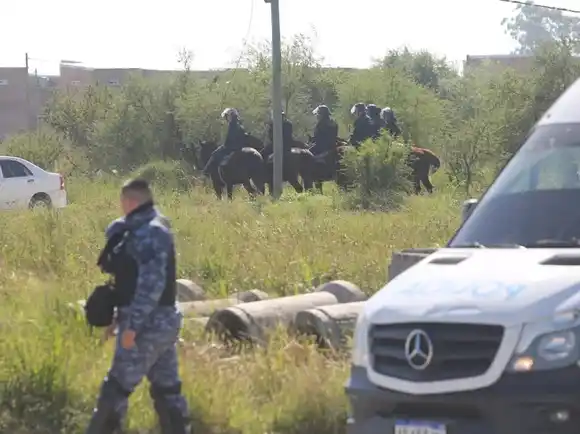 Hallaron una valija y ropa quemada en el barrio Emerenciano e investigan si son de Cecilia