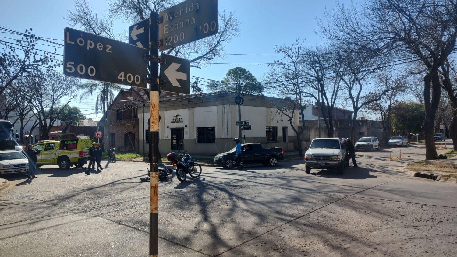 Una camioneta y una moto, protagonistas de uno de los hechos.