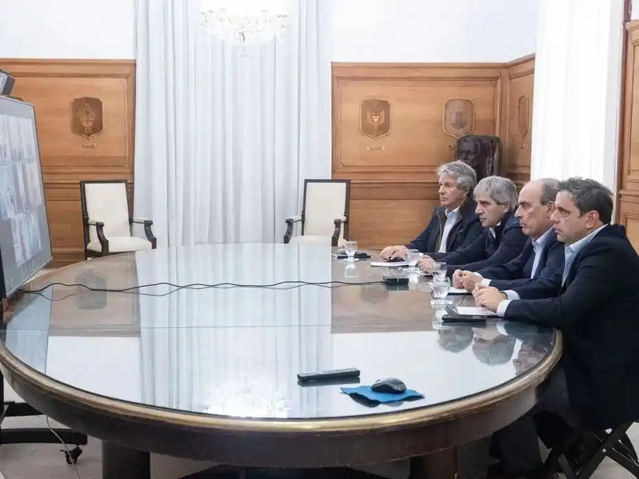 Francos y Caputo mantuvieron un Zoom con gobernadores para sumarlos al plan del "dólar colchón"