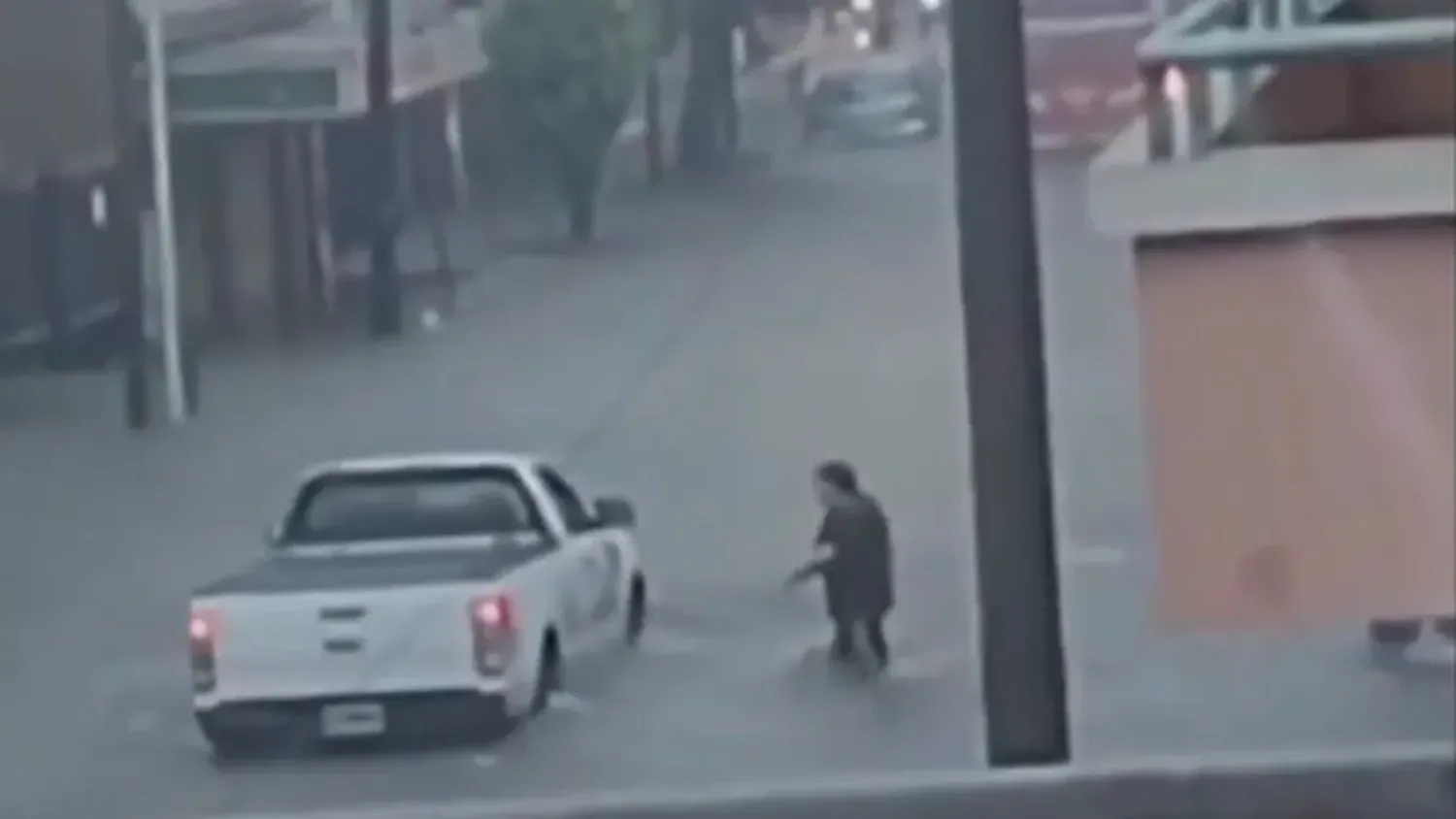 El momento de agresión de un vecino a la camioneta. Foto: captura video