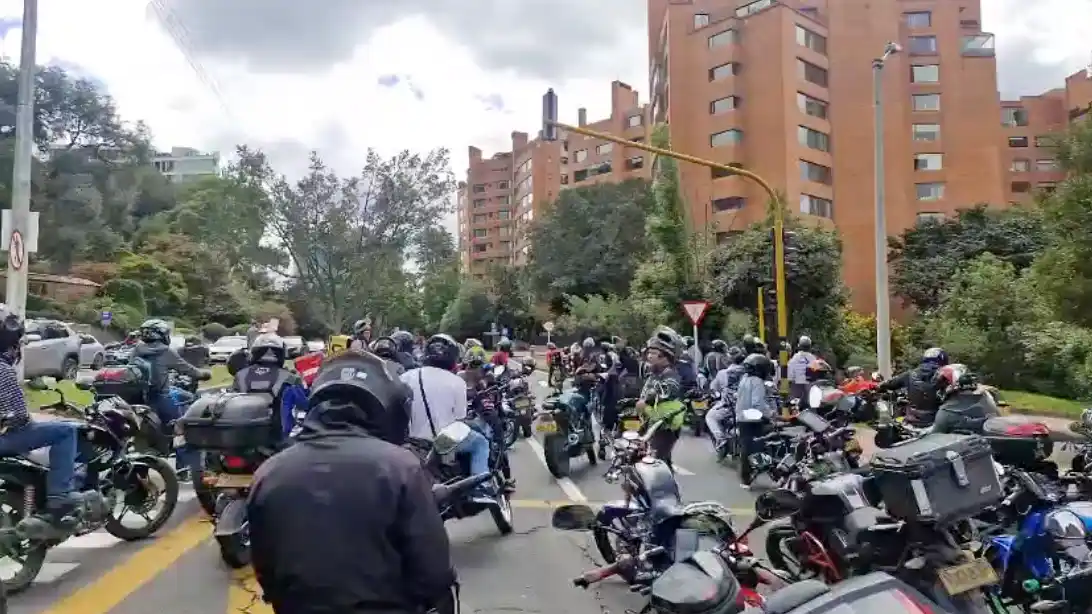 Motociclistas bloquean Bogotá en protesta por restricciones en Halloween