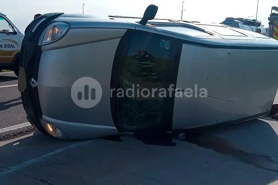 Fuerte accidente en el ingreso a Josefina: terminó con el auto de costado
