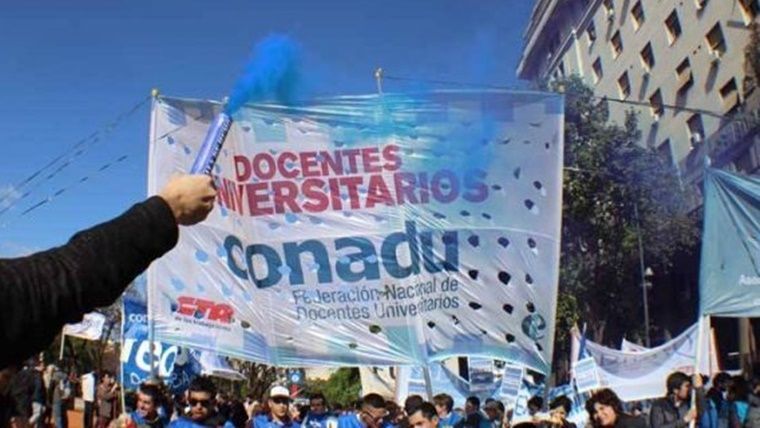 Universitarios adhieren al paro nacional docente