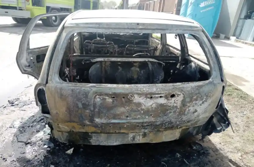 Incendió su propio auto para que no se lo "lleve la grúa"