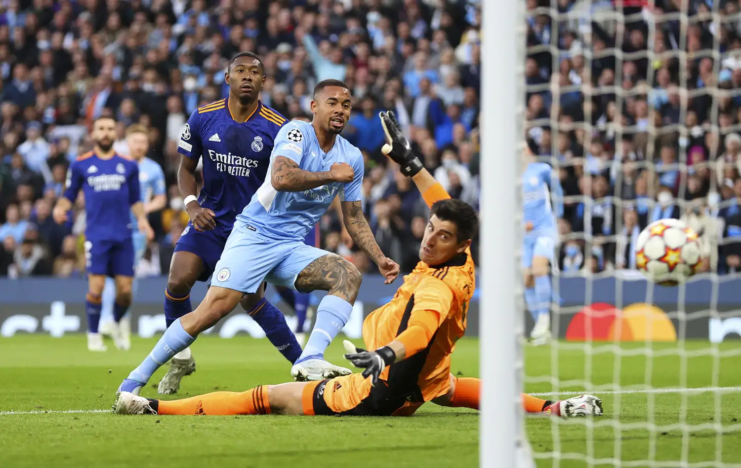 Gabriel Jesús convierte el segundo gol del City.