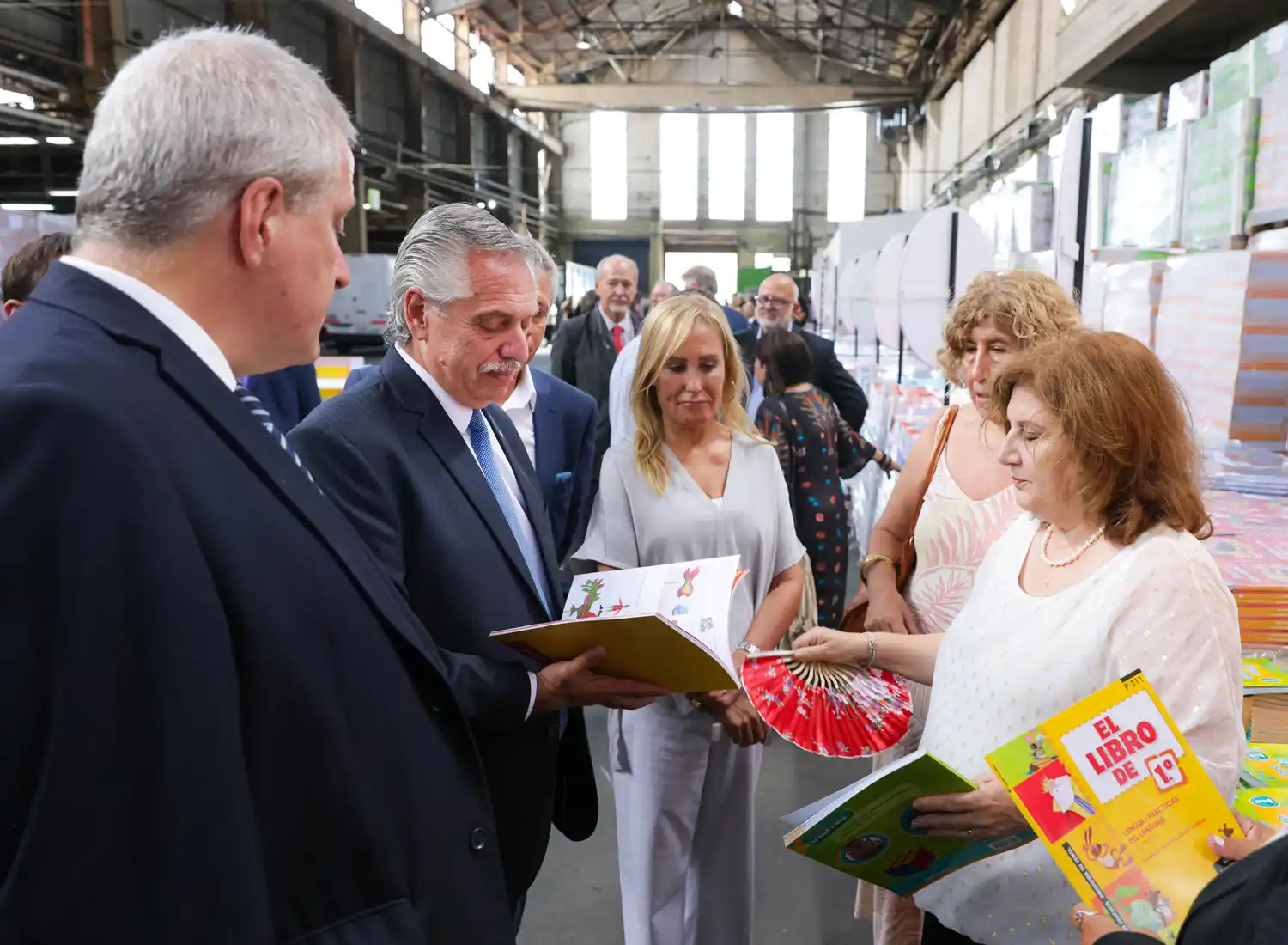 El Presidente recorrió la empresa que distribuirá más de once millones de libros de Lengua y Matemática.