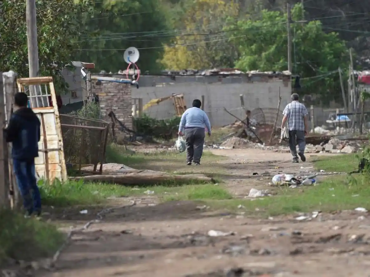 La pobreza podría ubicarse a fin de año en torno al 38%, una cifra que representa un aumento de casi diez puntos con relación a diciembre de 2015, cuando Mauricio Macri asumió la Presidencia.     La estimación fue realizada por el director del Observatori