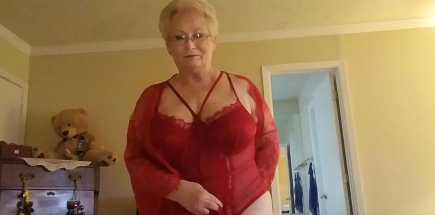 Tiene 70 años, gana una fortuna en OnlyFans, pero su familia no le habla más por su "nuevo trabajo"