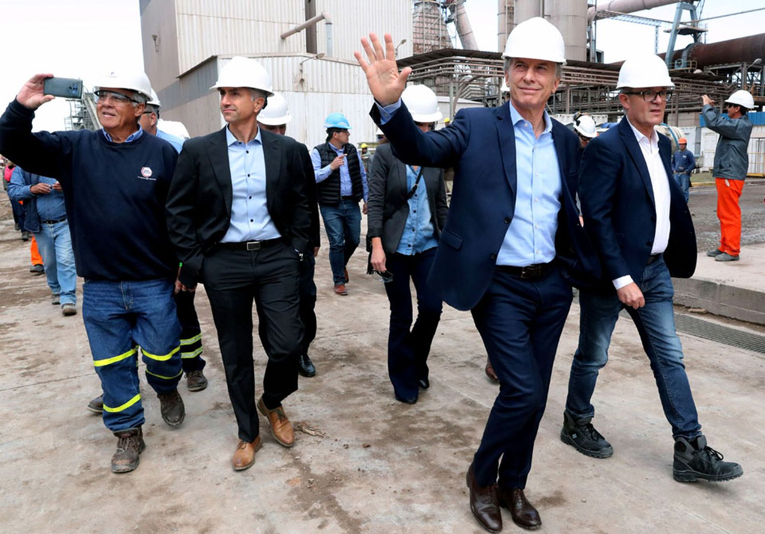 Macri visitó Olavarría y aseguró que el país "está en el camino correcto"