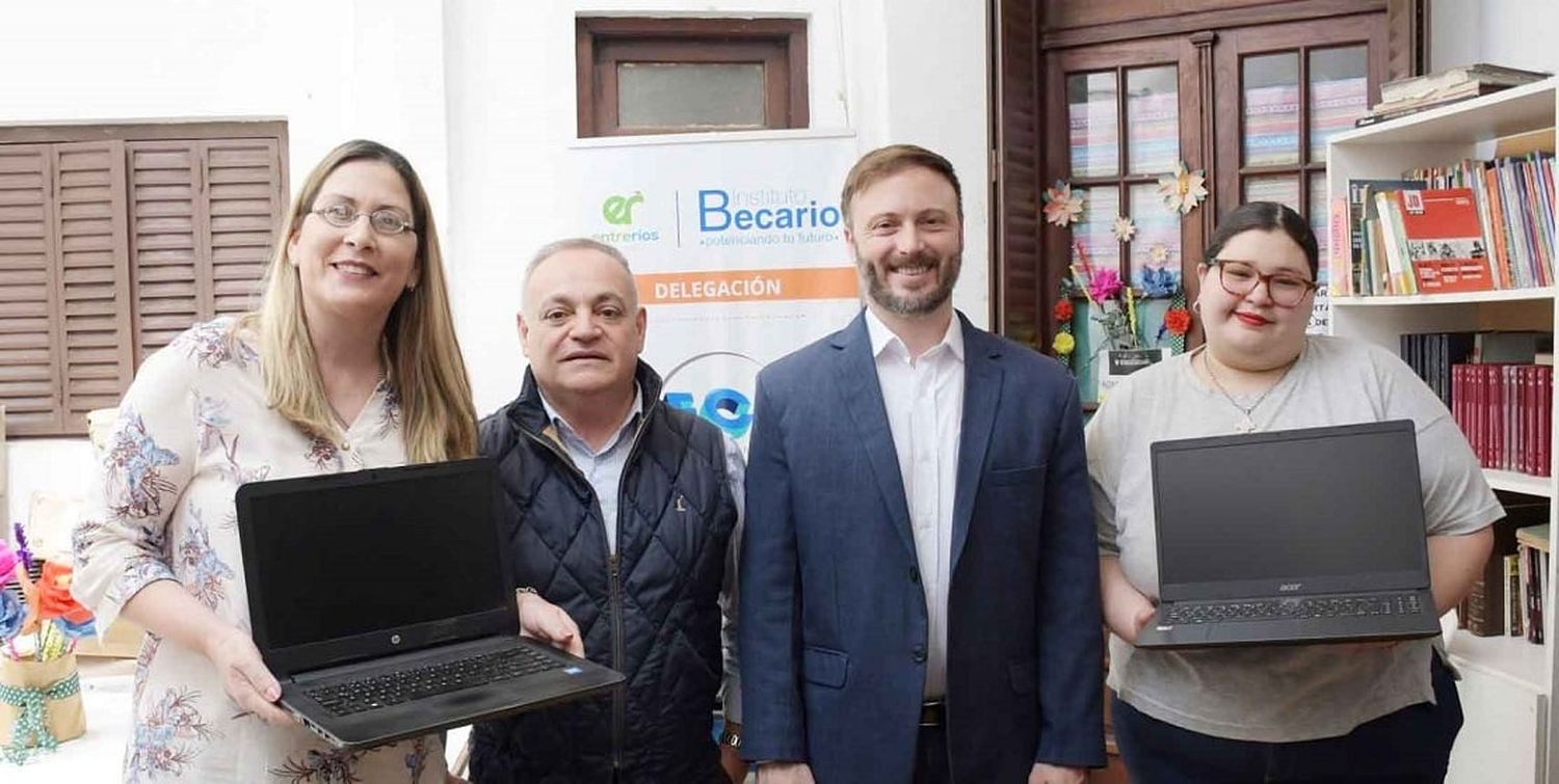 Entrega de Notebooks para centros de apoyo escolar en barrios Los Pájaros y Carretera La Cruz