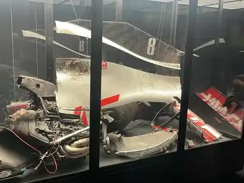 Monoplaza de Haas    chocado  f1  exhibición  en argentina