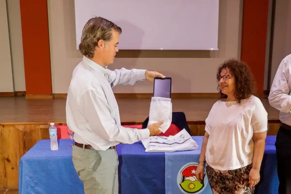 El intendente Piaggio entregó las primeras tablets del programa + SIMPLE