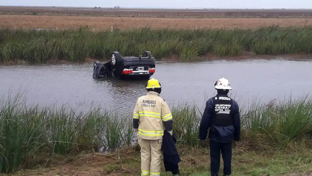 Dos adultos y dos menores terminaron dentro de una banquina llena de agua