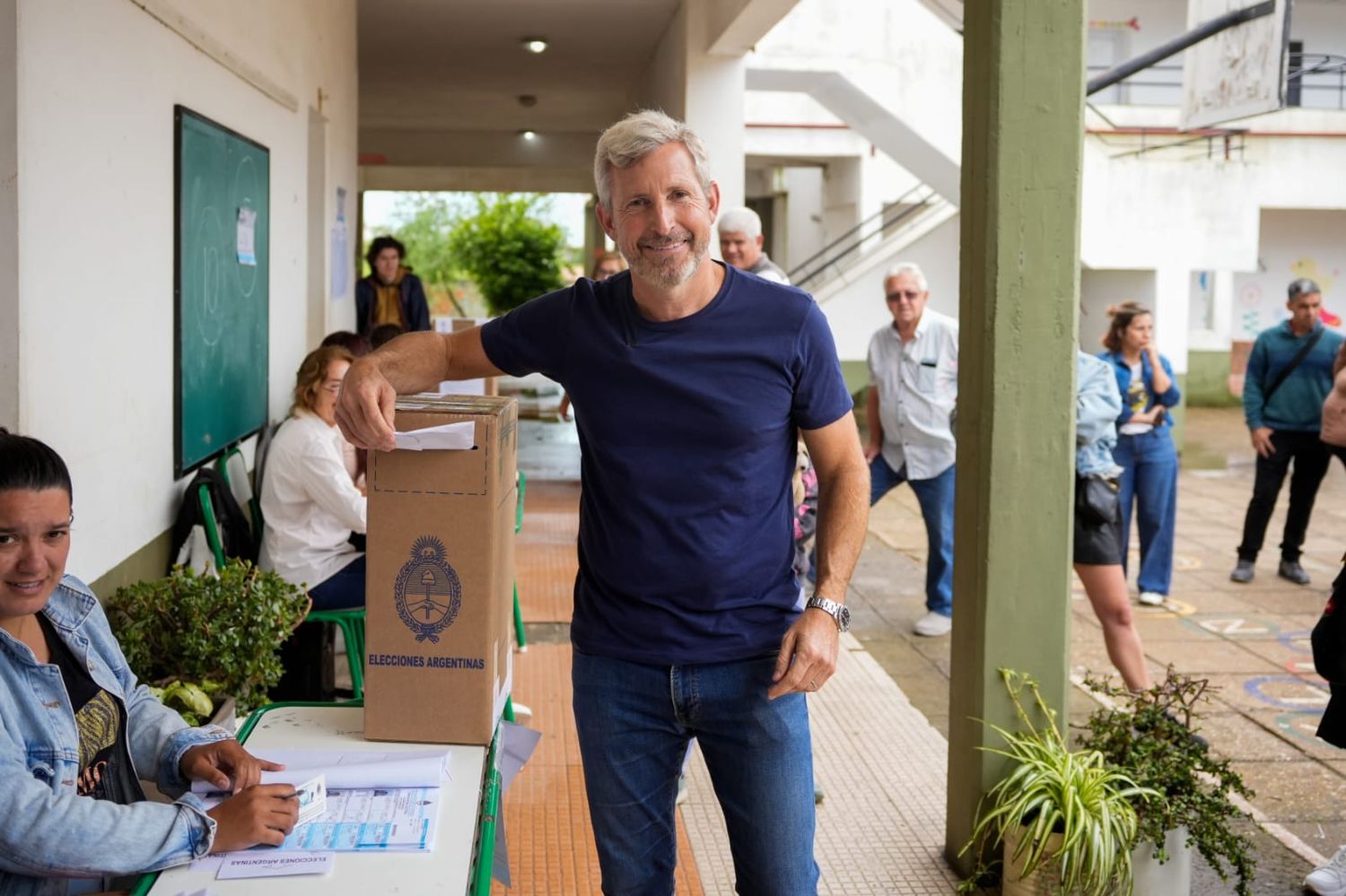 Rogelio Frigerio votó y pidió que la gente vaya a las urnas: "Espero que nada ni nadie los detenga a votar"