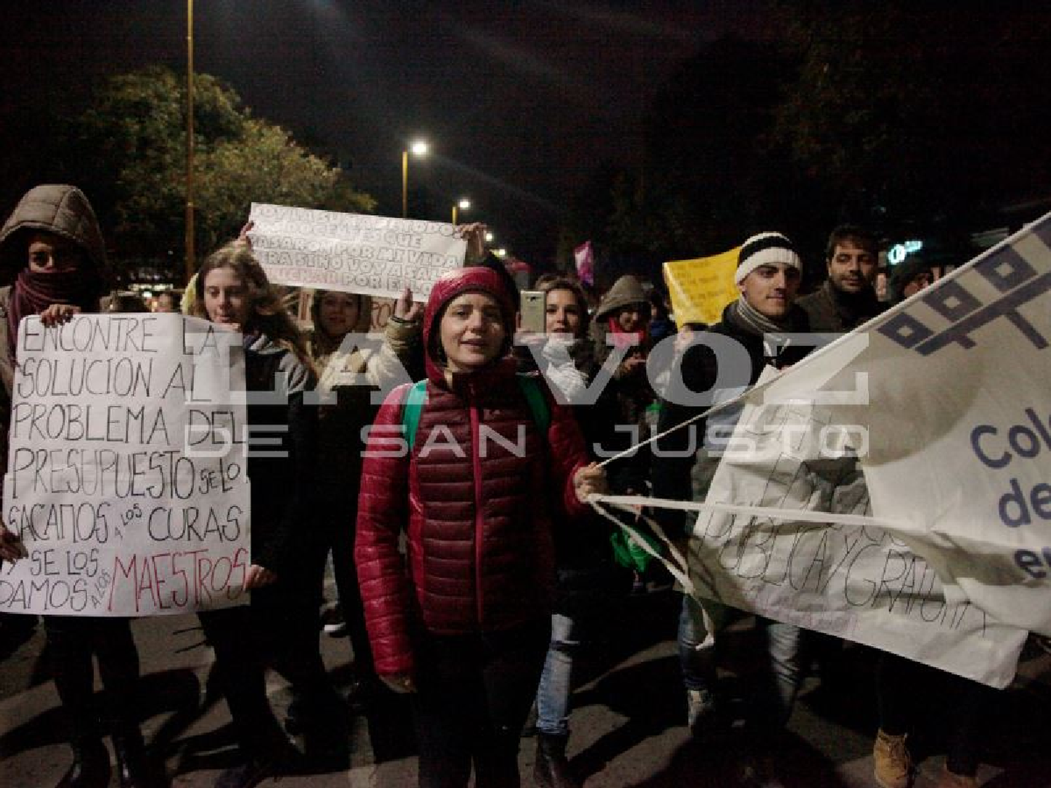 Estudiantes y docentes marcharon por la crisis salarial y presupuestaria en universidades públicas