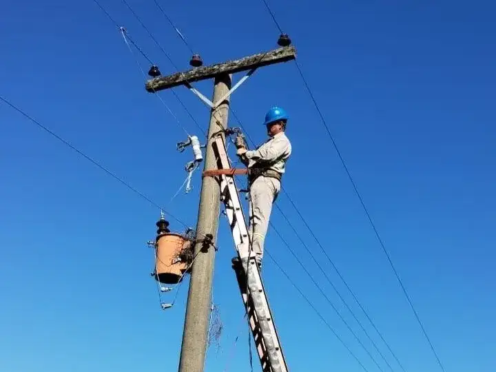 Operario de Refsa realiza tareas de mantenimiento en un poste de tendido eléctrico en la ciudad de Formosa, en el marco de los cortes de luz programados por la empresa para mejorar el servicio de energía eléctrica en la capital provincial.