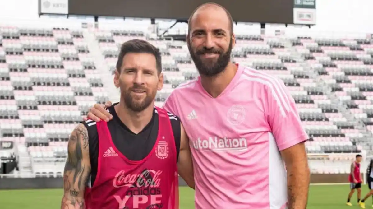 Gonzalo Higuaín junto a Lionel Messi