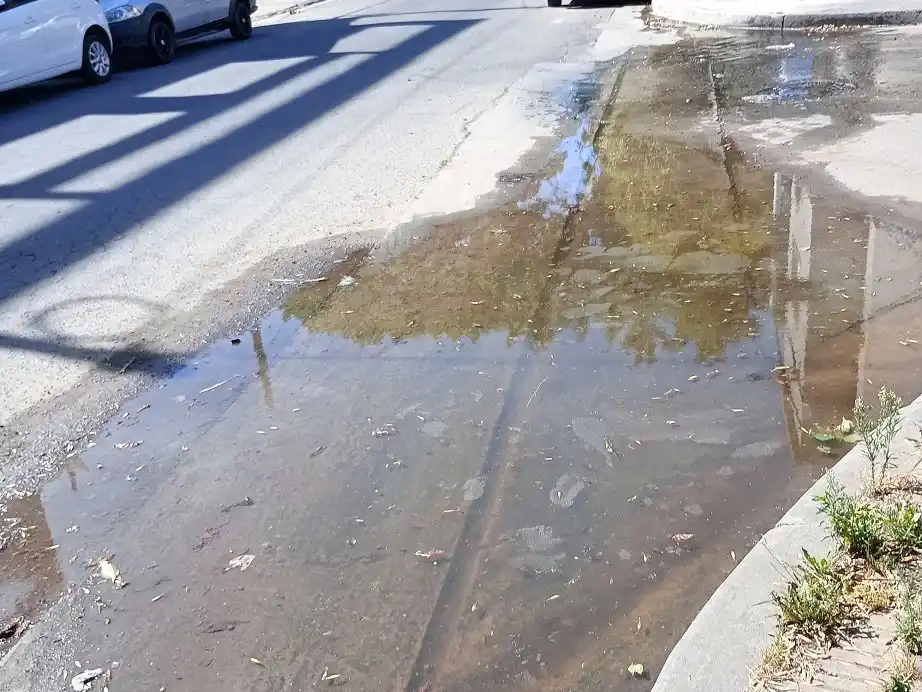 Charco en 14 de Julio y pasaje Azopardo