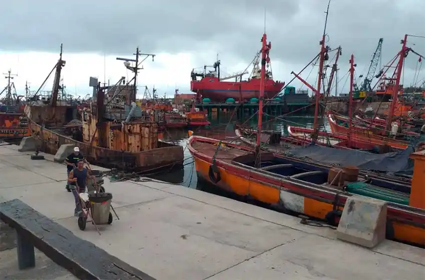 Gremios del puerto exigen un protocolo de trabajo y los barcos están paralizados
