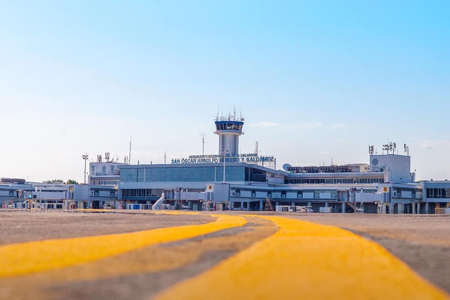 Gobierno de El Salvador multa a una aerolínea por dejar abordar a pasajera con COVID-19