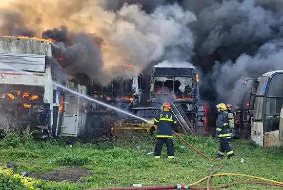 Tandil: Voraz incendio consume colectivos en los depósitos de la ex Rio Paraná