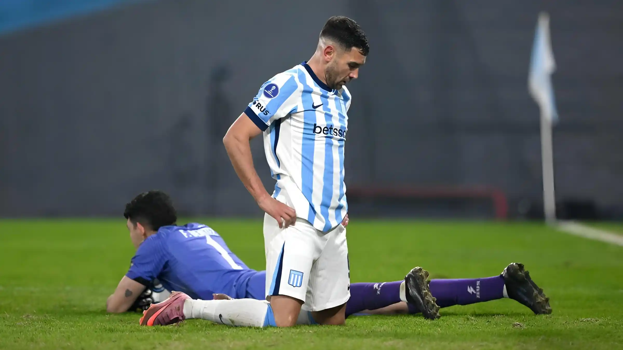Maravilla Martínez, rendido frente al duro golpe que recibió Racing en la Copa Sudamericana. Foto AFP