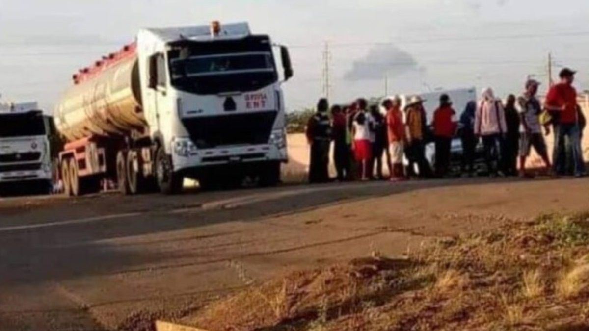 ¡MÁS PROTESTAS! Pescadores trancan la Falcón-Zulia y retienen nueve gandolas de Pdvsa