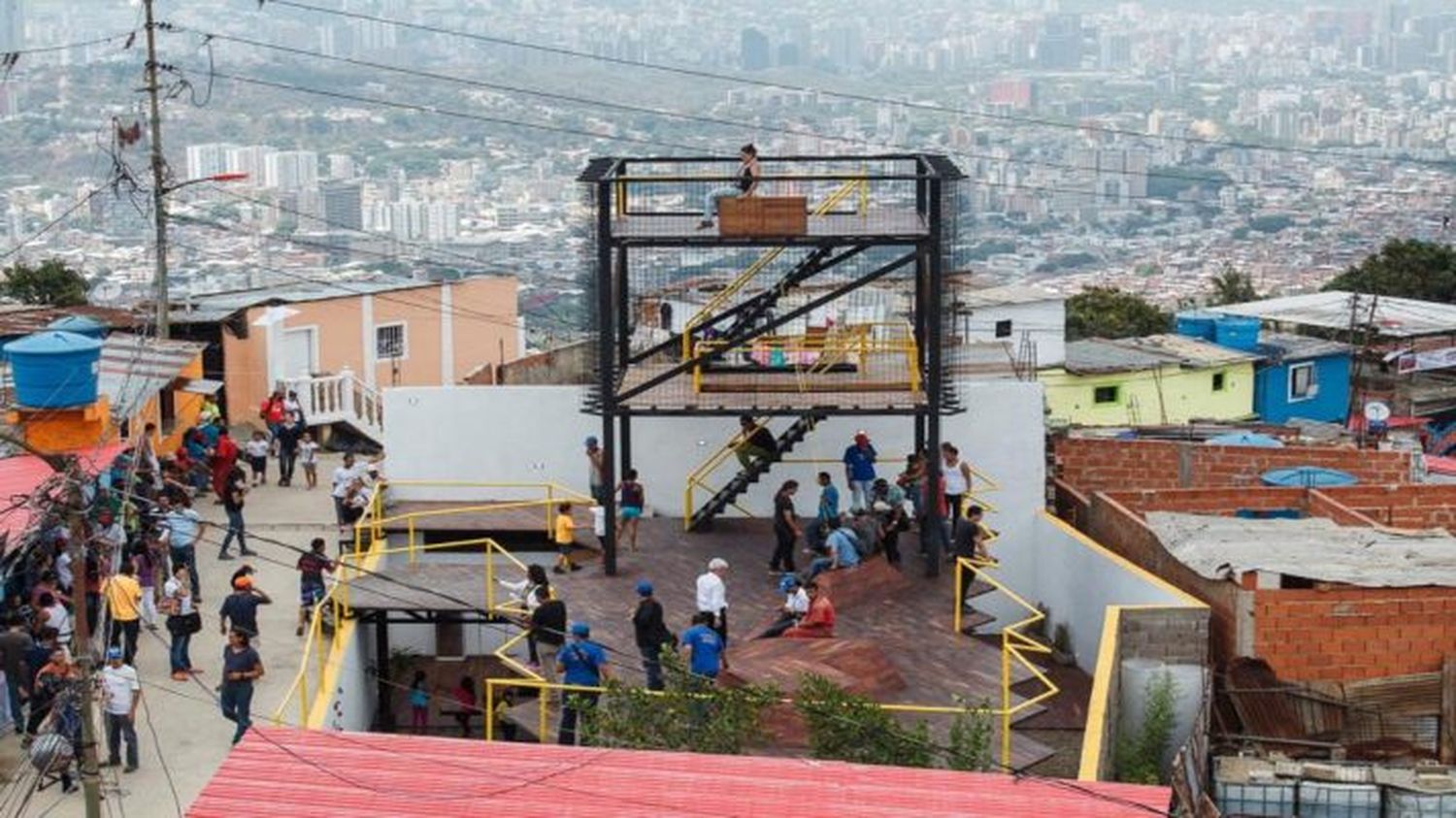 Llegó a una cancha a ver un partido de fútbol y ENCONTRÓ LA MUERTE: asesinan a un abogado de un tiro en el pecho