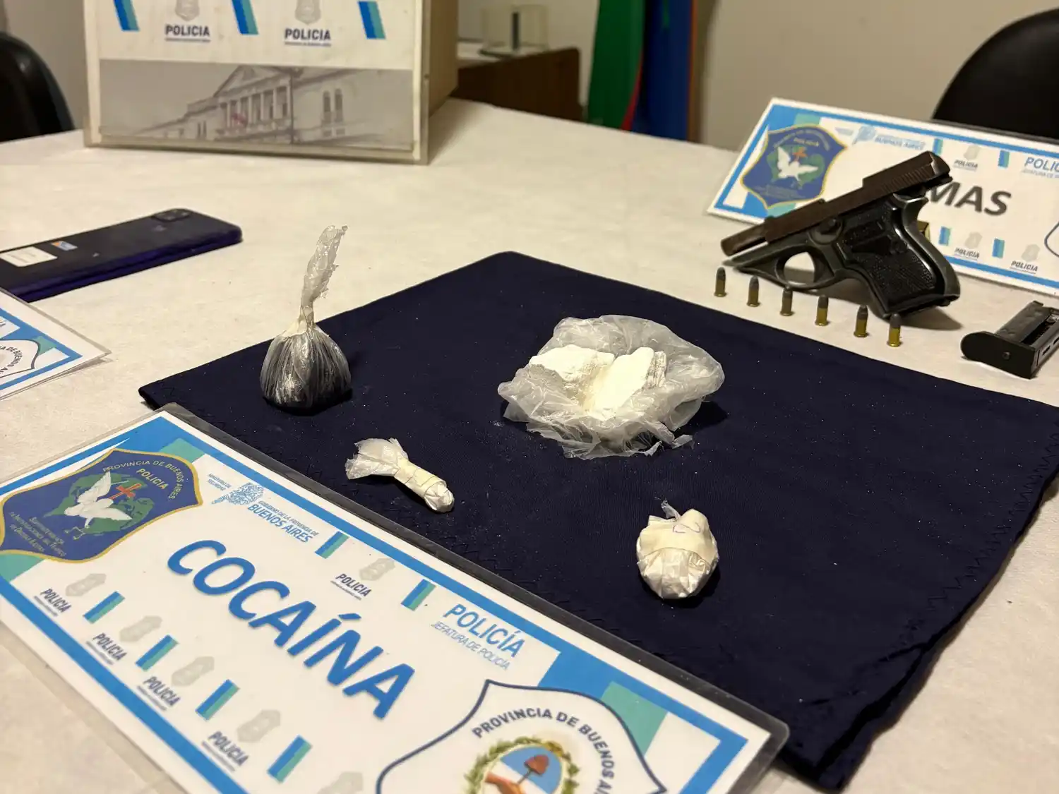 La policía mostró los resultados del operativo.