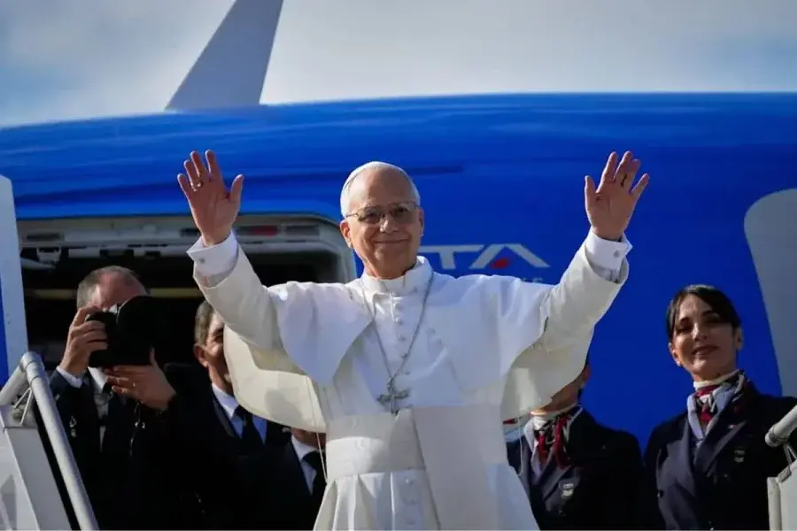 El Vaticano asegura que el papa León XIV pasó "una noche tranquila" tras su operación por un tumor pulmonar